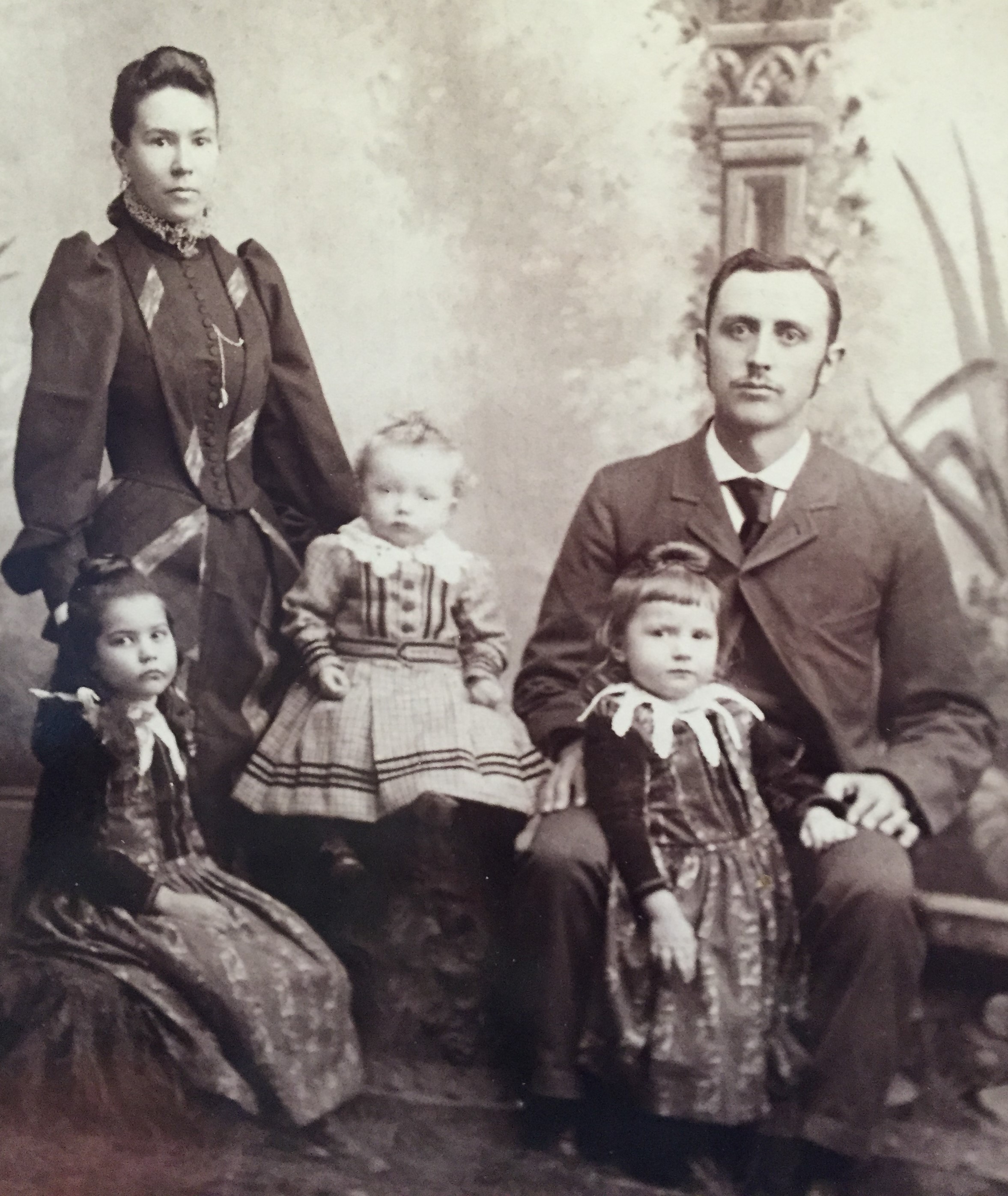 Elizabeth & Matthew Noall with children in Hawaii ca 1891-1895